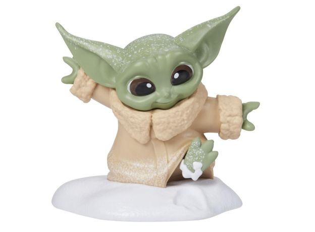 فیگور 5 سانتی بیبی یودا Baby Yoda درحال برف بازی, image 2